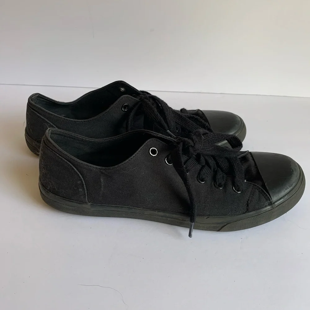 Mossimo black sneakers size 9